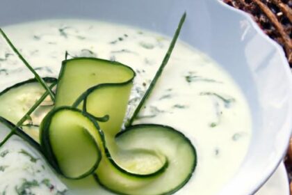 Refreshing Chilled Cucumber Soup with Yogurt and Dill Flair